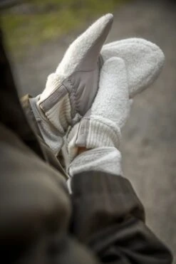 HestraEmilia Mitts - Grey/Natural -Patagonia Clothing Shop Emilia mitts Grey natural 20231012125113 1